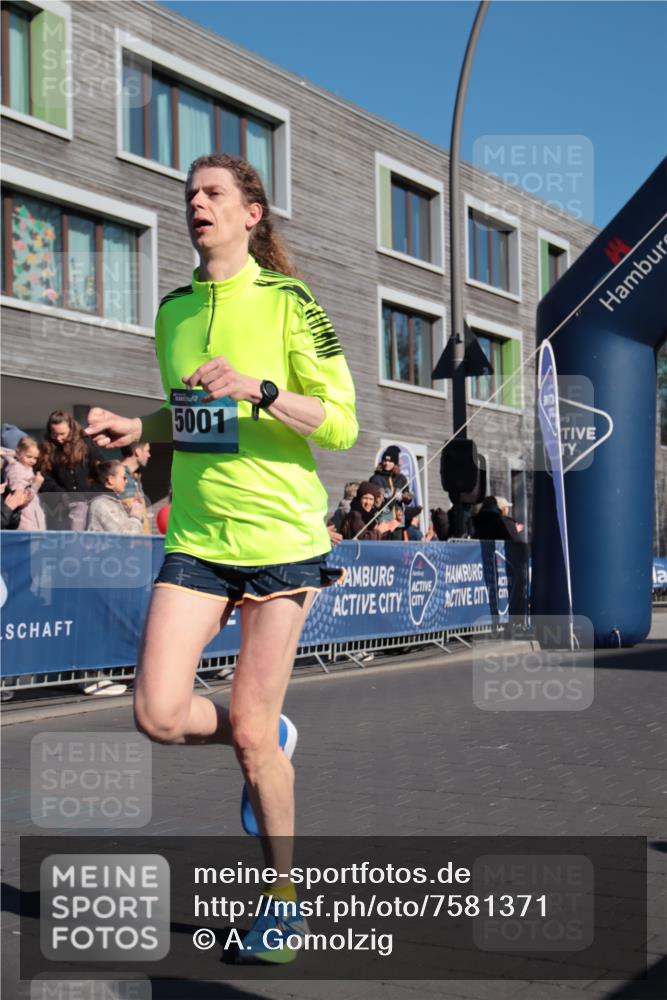 06.04.2025 - 44. Internationalen Wilhelmsburger Insellauf A. Gomolzig http://msf.ph/oto/7581371 06.04.2025 10:11:08 Ziel 3398, 5001, 5037 meine-sportfotos.de
