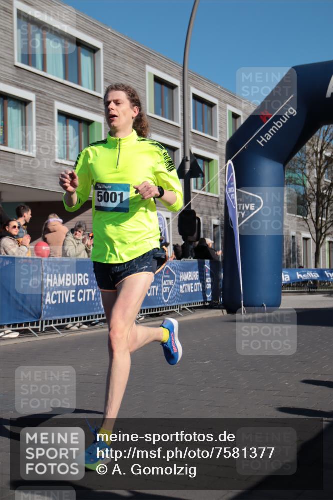 06.04.2025 - 44. Internationalen Wilhelmsburger Insellauf A. Gomolzig http://msf.ph/oto/7581377 06.04.2025 10:11:08 Ziel 3398, 5001, 5037 meine-sportfotos.de