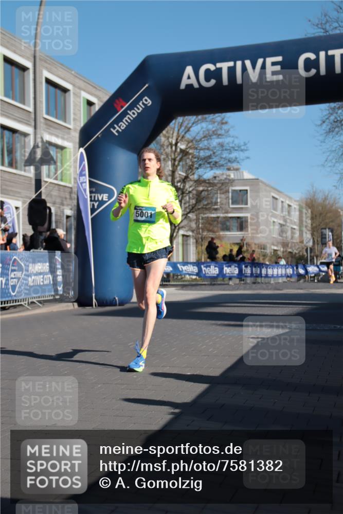 06.04.2025 - 44. Internationalen Wilhelmsburger Insellauf A. Gomolzig http://msf.ph/oto/7581382 06.04.2025 10:11:08 Ziel 3398, 5001, 5037 meine-sportfotos.de