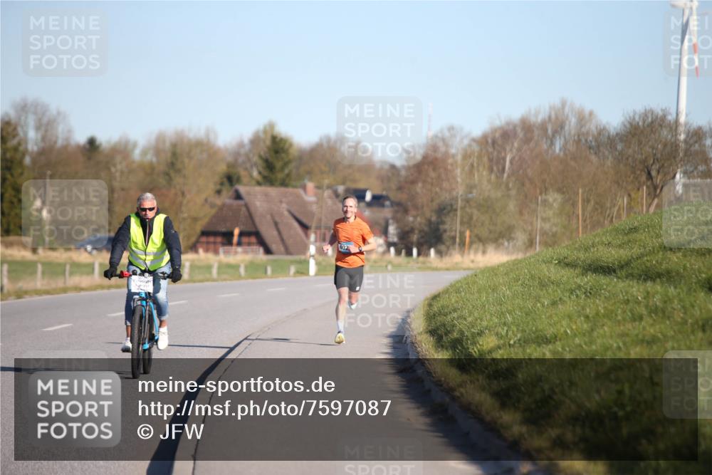 06.04.2025 - 44. Internationalen Wilhelmsburger Insellauf Jannik Wohlers http://msf.ph/oto/7597087 06.04.2025 09:15:29 Laufen 402 meine-sportfotos.de