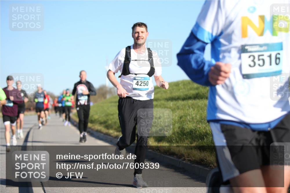 06.04.2025 - 44. Internationalen Wilhelmsburger Insellauf Jannik Wohlers http://msf.ph/oto/7609339 06.04.2025 09:23:25 Laufen 4250, 3516 meine-sportfotos.de