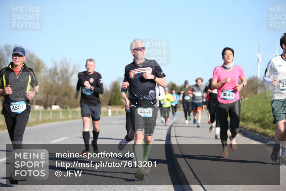 06.04.2025 - 44. Internationalen Wilhelmsburger Insellauf Jannik Wohlers http://msf.ph/oto/7613201 06.04.2025 09:29:29 Laufen 4581, 3976, 4441, 3544, 39 meine-sportfotos.de