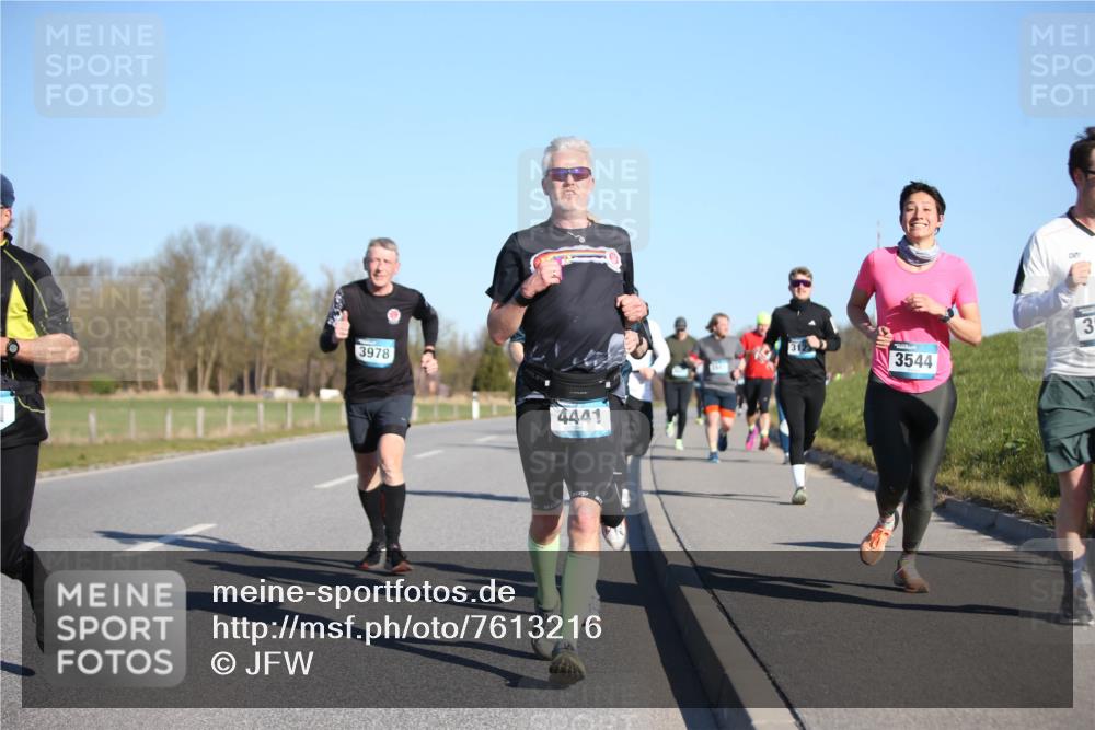 06.04.2025 - 44. Internationalen Wilhelmsburger Insellauf Jannik Wohlers http://msf.ph/oto/7613216 06.04.2025 09:29:30 Laufen 3978, 4441, 3544, 3 meine-sportfotos.de
