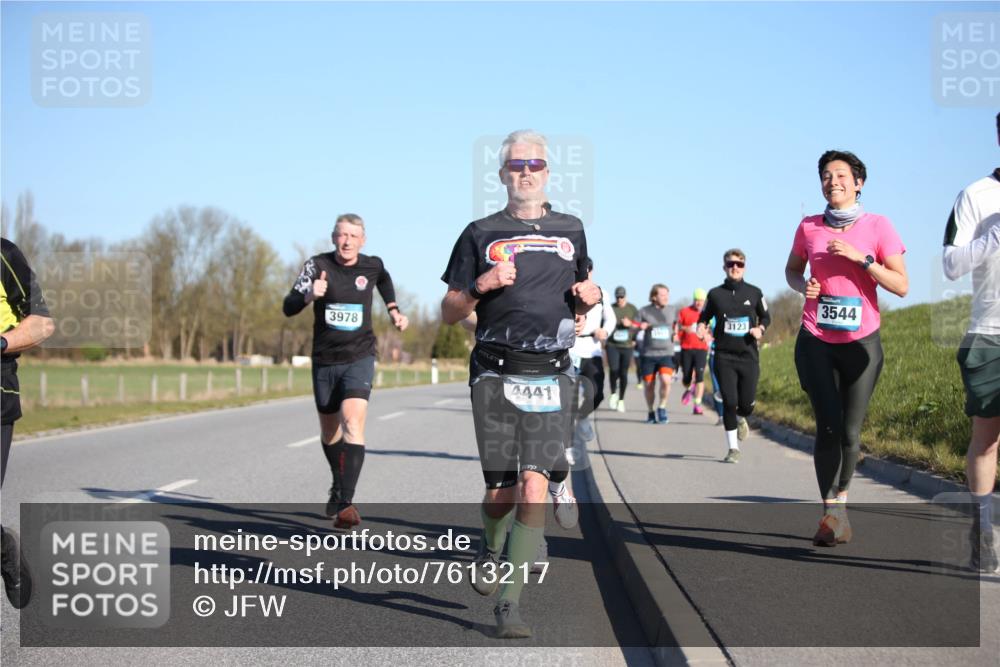 06.04.2025 - 44. Internationalen Wilhelmsburger Insellauf Jannik Wohlers http://msf.ph/oto/7613217 06.04.2025 09:29:30 Laufen 3978, 4441, 3123, 3544 meine-sportfotos.de