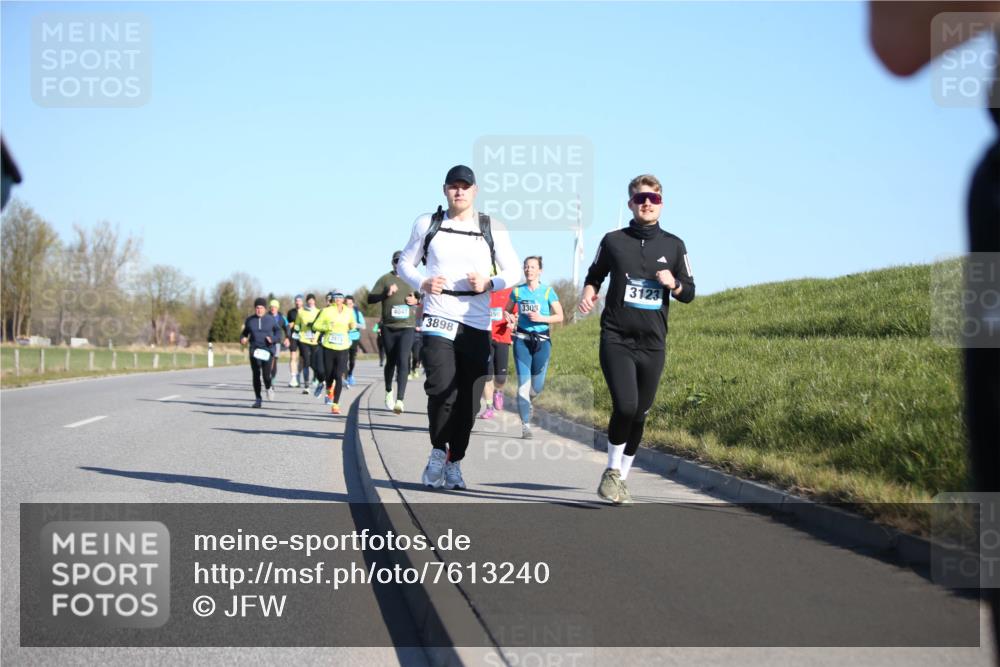 06.04.2025 - 44. Internationalen Wilhelmsburger Insellauf Jannik Wohlers http://msf.ph/oto/7613240 06.04.2025 09:29:32 Laufen 3973, 4047, 3898, 3308, 3123 meine-sportfotos.de