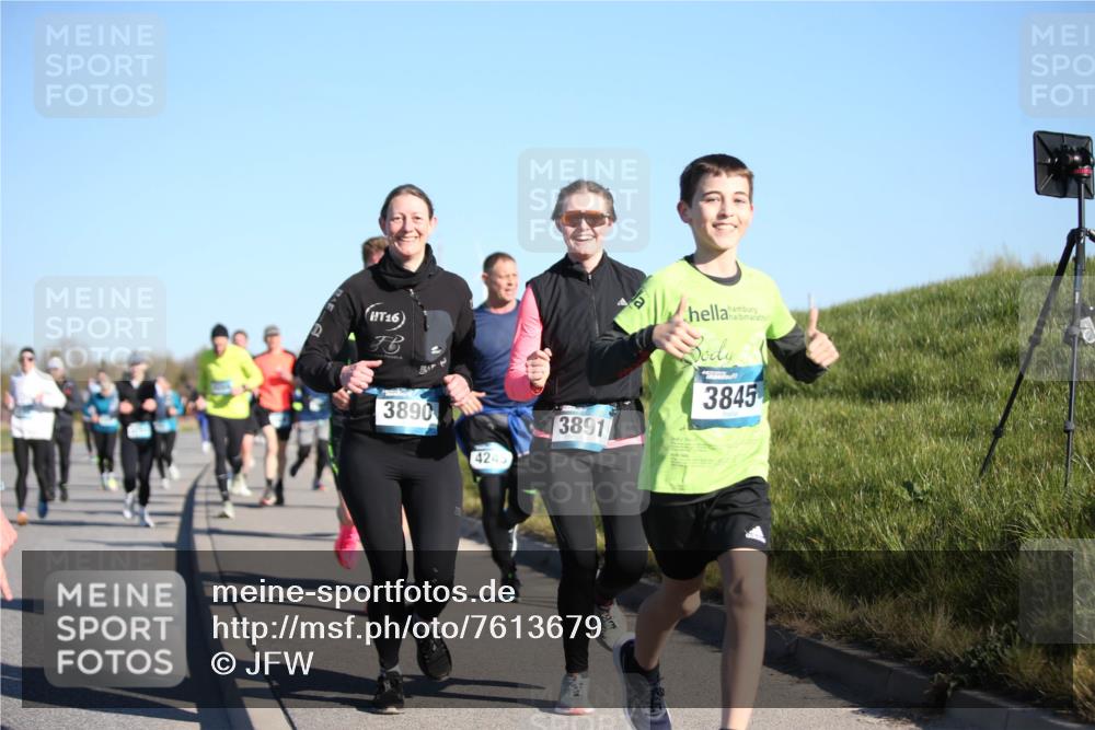 06.04.2025 - 44. Internationalen Wilhelmsburger Insellauf Jannik Wohlers http://msf.ph/oto/7613679 06.04.2025 09:30:06 Laufen 16, 3890, 4245, 3891, 3845 meine-sportfotos.de
