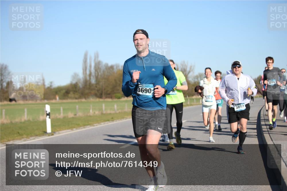 06.04.2025 - 44. Internationalen Wilhelmsburger Insellauf Jannik Wohlers http://msf.ph/oto/7614349 06.04.2025 09:31:00 Laufen 3690, 3207, 519, 3892, 3279, 305 meine-sportfotos.de