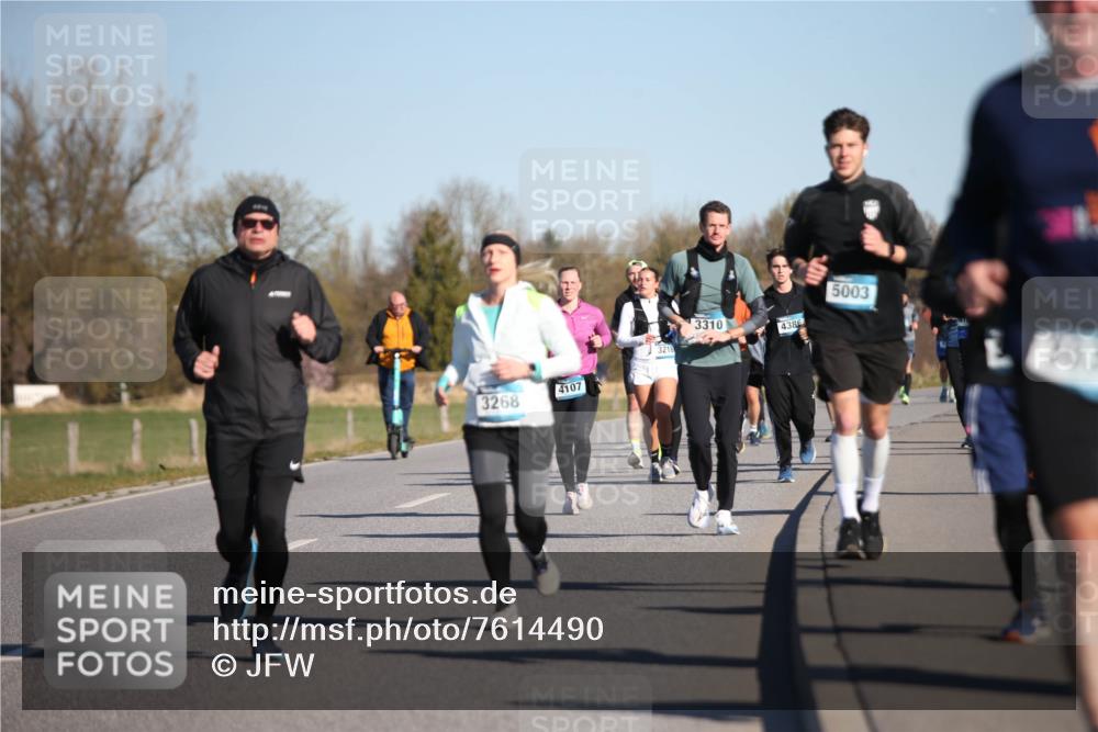 06.04.2025 - 44. Internationalen Wilhelmsburger Insellauf Jannik Wohlers http://msf.ph/oto/7614490 06.04.2025 09:31:10 Laufen 3268, 4107, 3218, 3310, 4386, 5003, 30 meine-sportfotos.de