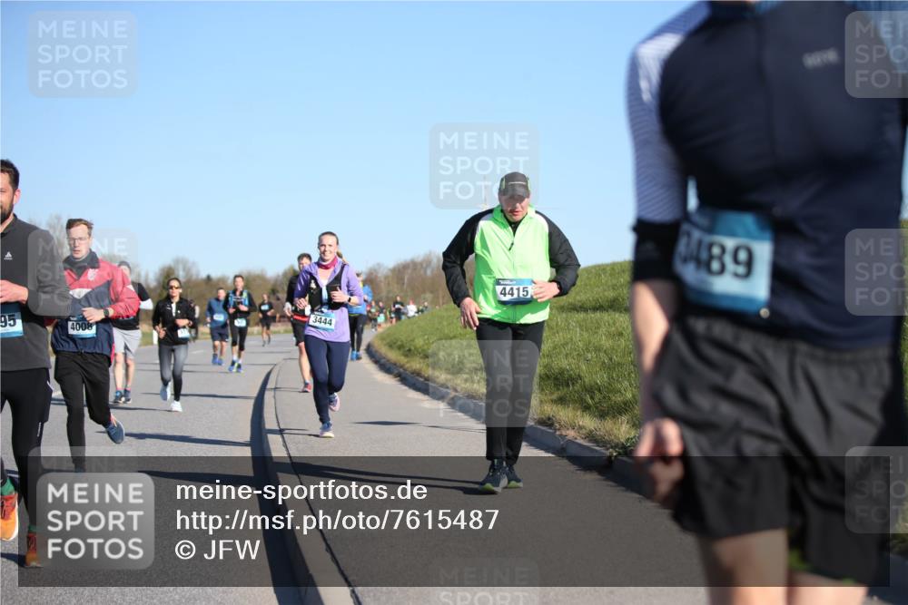06.04.2025 - 44. Internationalen Wilhelmsburger Insellauf Jannik Wohlers http://msf.ph/oto/7615487 06.04.2025 09:34:32 Laufen 3444, 95, 4008, 4415, 3489 meine-sportfotos.de