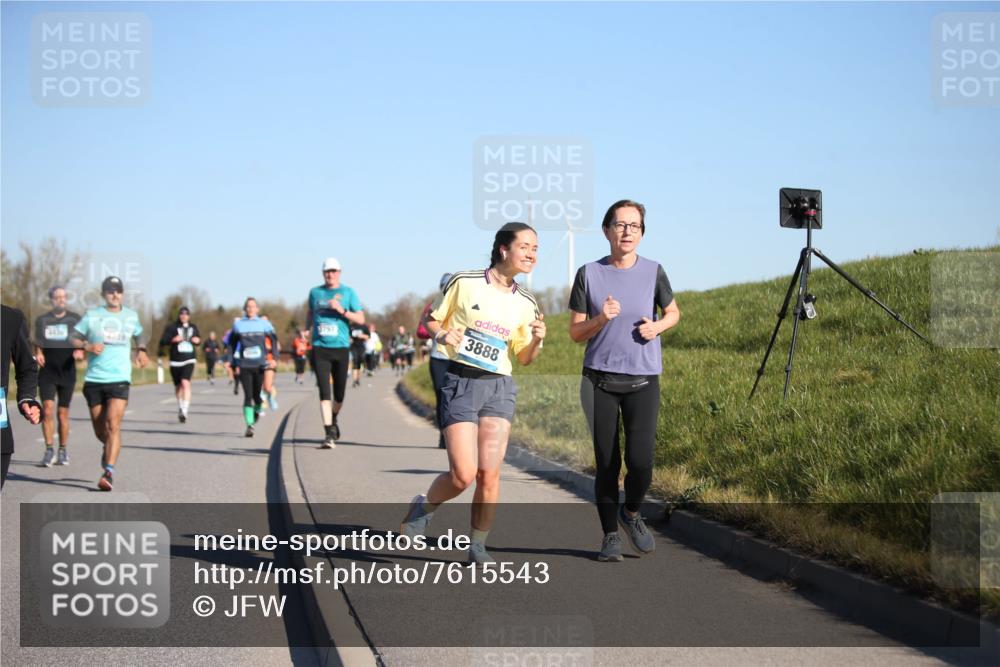 06.04.2025 - 44. Internationalen Wilhelmsburger Insellauf Jannik Wohlers http://msf.ph/oto/7615543 06.04.2025 09:34:47 Laufen 3797, 4436, 4239, 3888 meine-sportfotos.de