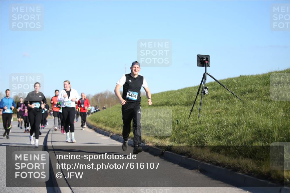 06.04.2025 - 44. Internationalen Wilhelmsburger Insellauf Jannik Wohlers http://msf.ph/oto/7616107 06.04.2025 09:36:56 Laufen 3428, 3429, 4494 meine-sportfotos.de