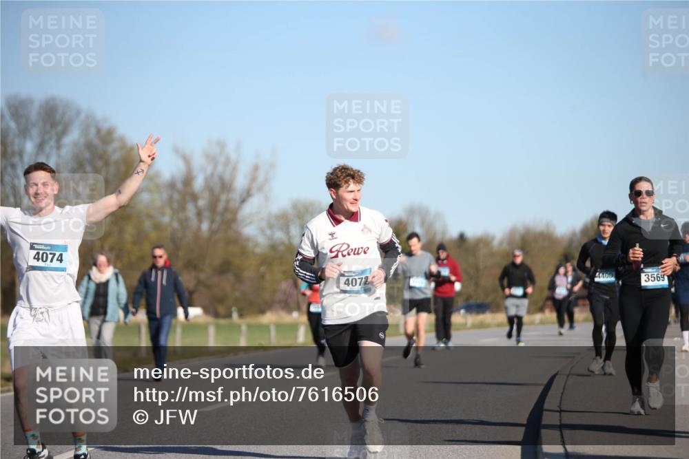 06.04.2025 - 44. Internationalen Wilhelmsburger Insellauf Jannik Wohlers http://msf.ph/oto/7616506 06.04.2025 09:38:32 Laufen 4074, 4072, 4408, 3569 meine-sportfotos.de