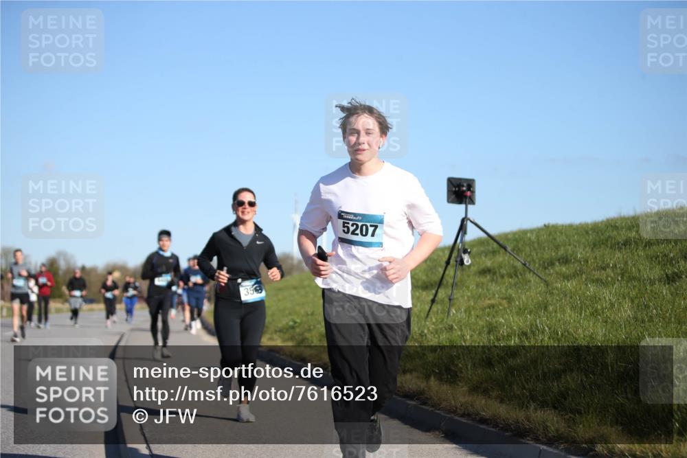 06.04.2025 - 44. Internationalen Wilhelmsburger Insellauf Jannik Wohlers http://msf.ph/oto/7616523 06.04.2025 09:38:36 Laufen 5207 meine-sportfotos.de