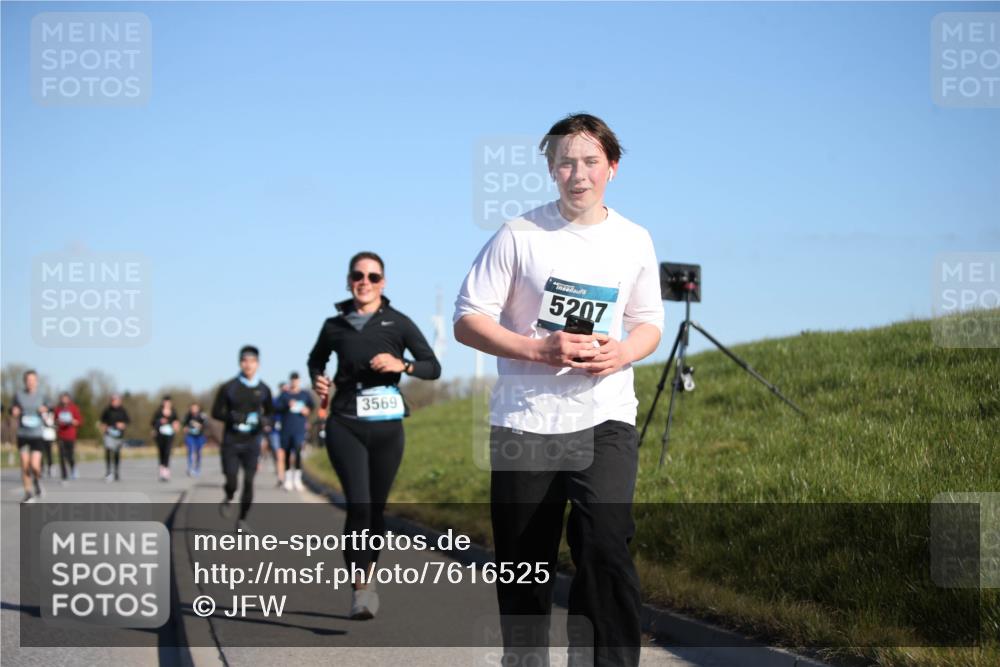 06.04.2025 - 44. Internationalen Wilhelmsburger Insellauf Jannik Wohlers http://msf.ph/oto/7616525 06.04.2025 09:38:36 Laufen 3569, 5207 meine-sportfotos.de