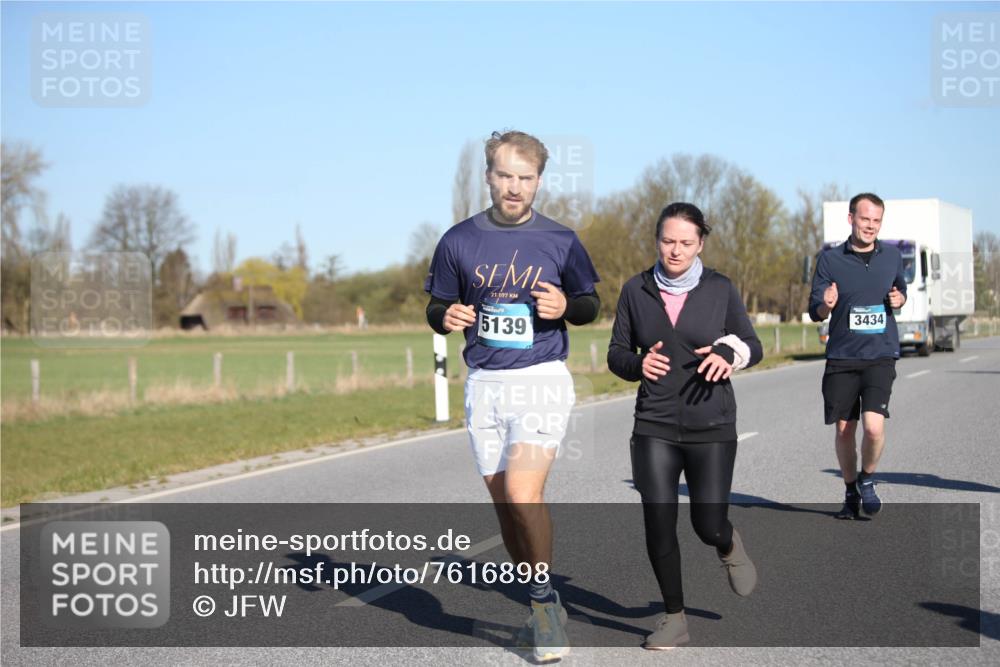 06.04.2025 - 44. Internationalen Wilhelmsburger Insellauf Jannik Wohlers http://msf.ph/oto/7616898 06.04.2025 09:39:59 Laufen 21, 097, 5139, 3434 meine-sportfotos.de