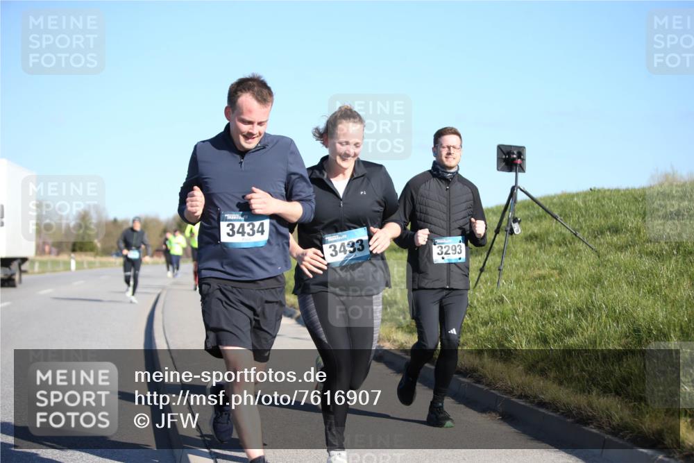 06.04.2025 - 44. Internationalen Wilhelmsburger Insellauf Jannik Wohlers http://msf.ph/oto/7616907 06.04.2025 09:40:01 Laufen 3434, 3433, 3293 meine-sportfotos.de