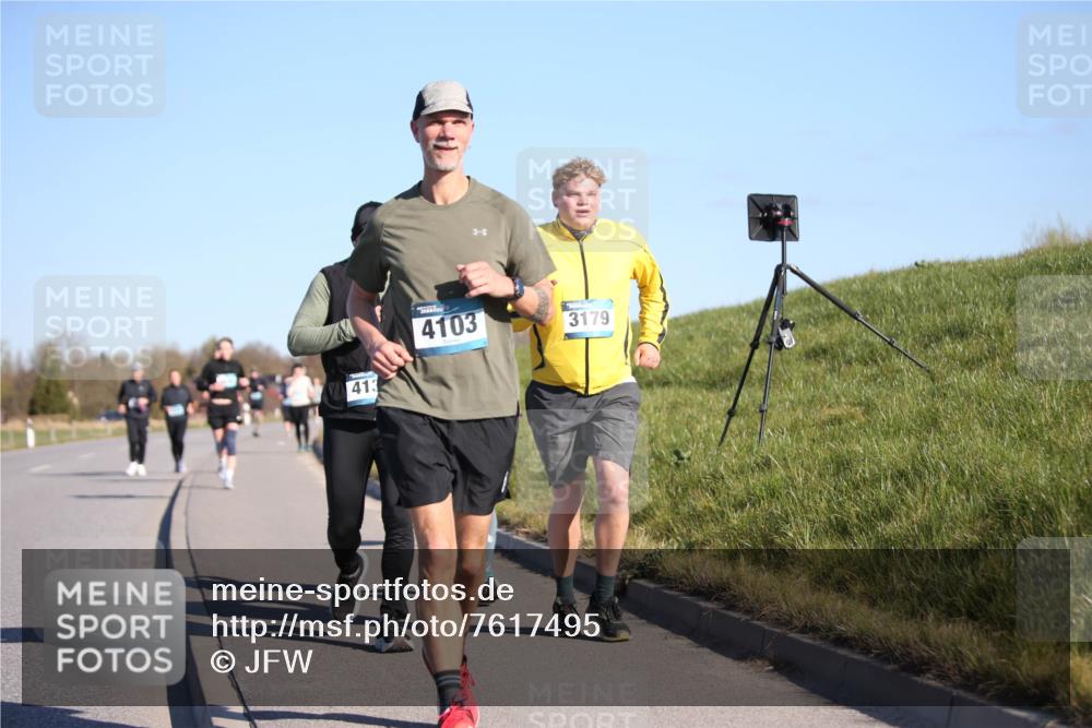 06.04.2025 - 44. Internationalen Wilhelmsburger Insellauf Jannik Wohlers http://msf.ph/oto/7617495 06.04.2025 09:43:04 Laufen 413, 4103, 3179 meine-sportfotos.de