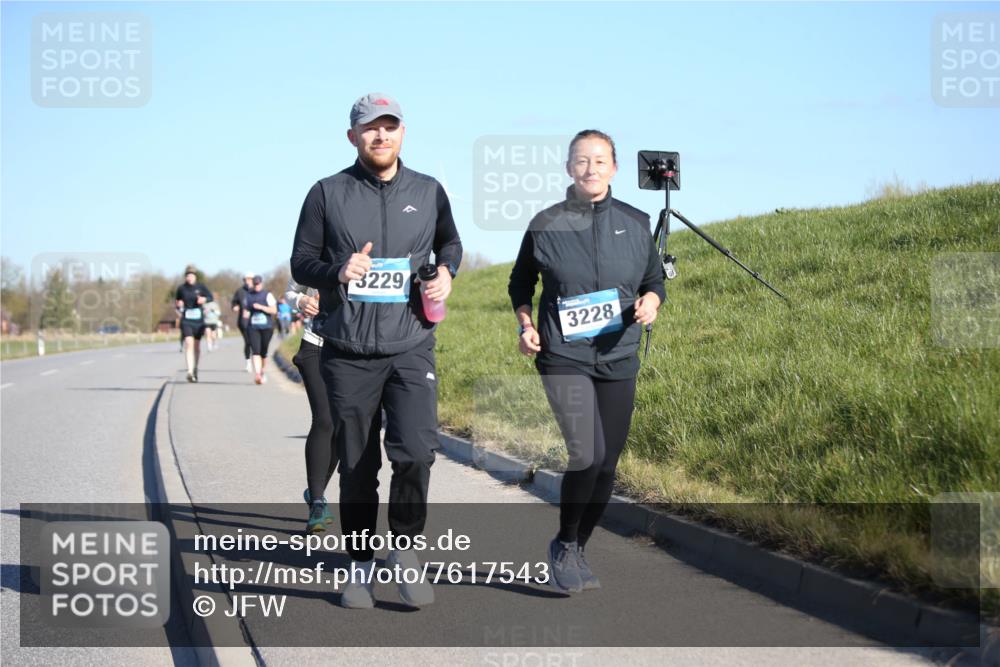 06.04.2025 - 44. Internationalen Wilhelmsburger Insellauf Jannik Wohlers http://msf.ph/oto/7617543 06.04.2025 09:43:17 Laufen 3229, 3228 meine-sportfotos.de