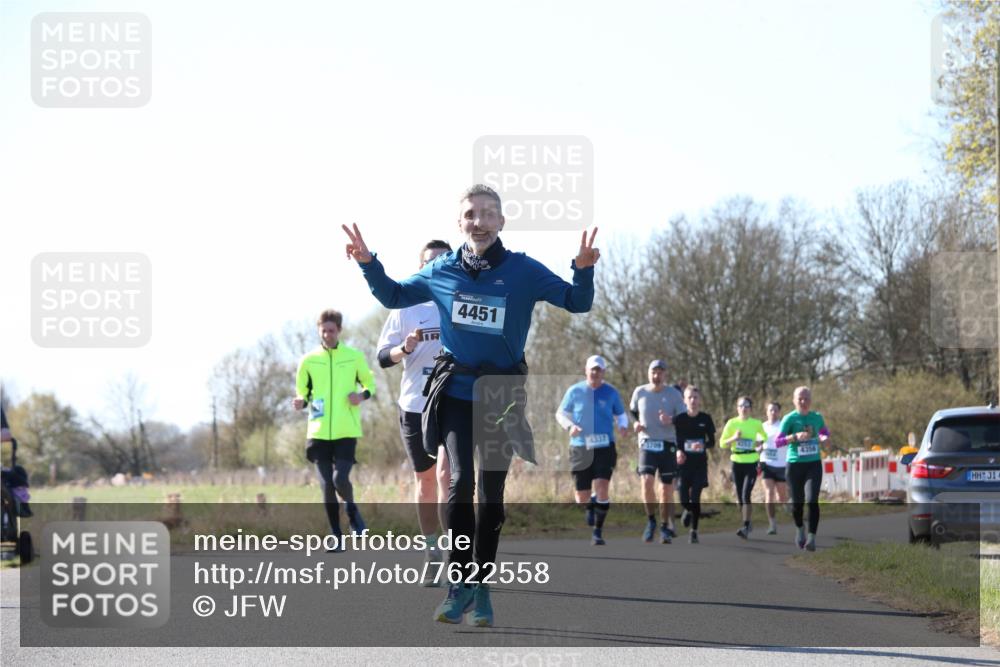 06.04.2025 - 44. Internationalen Wilhelmsburger Insellauf Jannik Wohlers http://msf.ph/oto/7622558 06.04.2025 10:22:06 Laufen 4451, 4337, 4356 meine-sportfotos.de