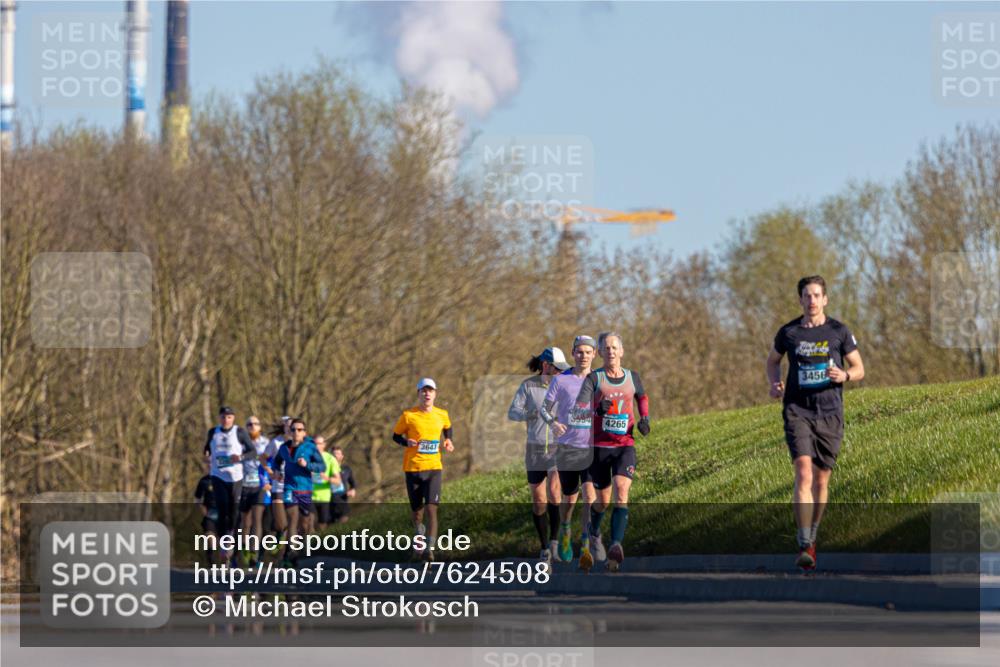 06.04.2025 - 44. Internationalen Wilhelmsburger Insellauf Michael Strokosch http://msf.ph/oto/7624508 06.04.2025 09:18:16 Laufen 3643, 9994, 4265, 3456 meine-sportfotos.de