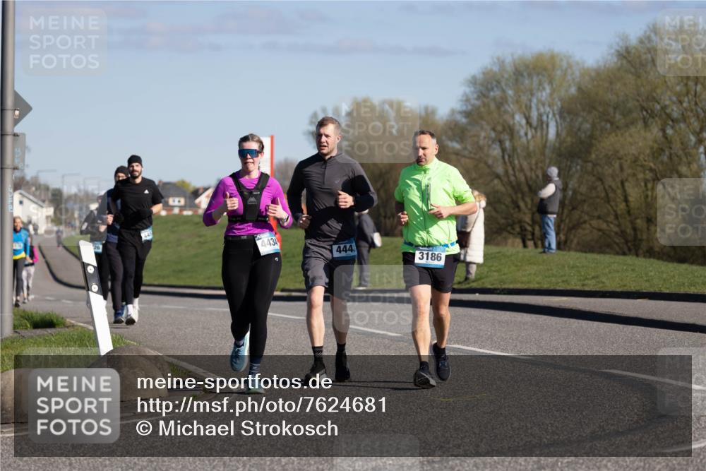 06.04.2025 - 44. Internationalen Wilhelmsburger Insellauf Michael Strokosch http://msf.ph/oto/7624681 06.04.2025 10:11:23 Laufen 4434, 4443, 3186 meine-sportfotos.de