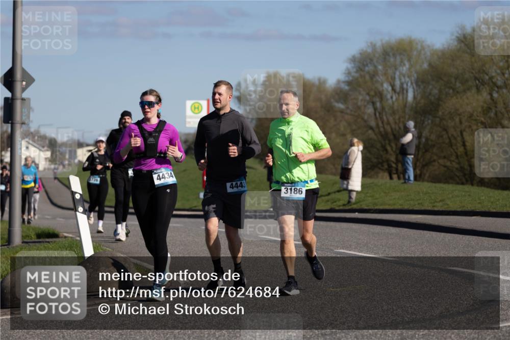 06.04.2025 - 44. Internationalen Wilhelmsburger Insellauf Michael Strokosch http://msf.ph/oto/7624684 06.04.2025 10:11:24 Laufen 3726, 4434, 4443, 3186 meine-sportfotos.de