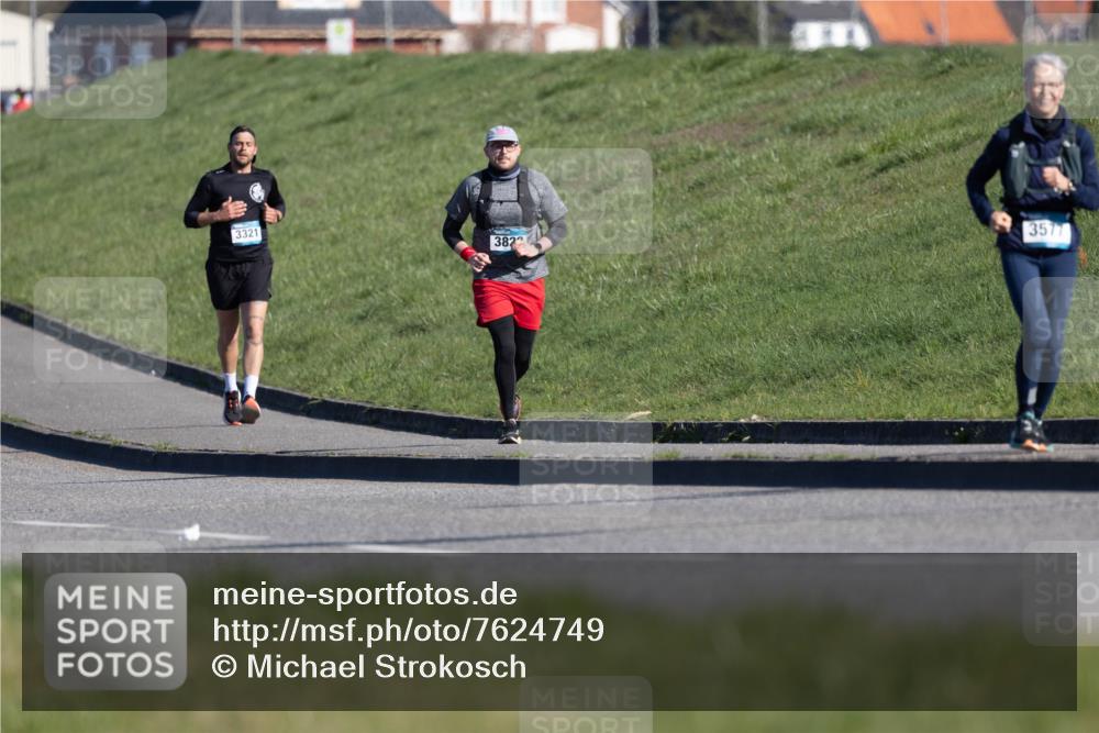 06.04.2025 - 44. Internationalen Wilhelmsburger Insellauf Michael Strokosch http://msf.ph/oto/7624749 06.04.2025 10:15:04 Laufen 3321, 3822, 3577 meine-sportfotos.de