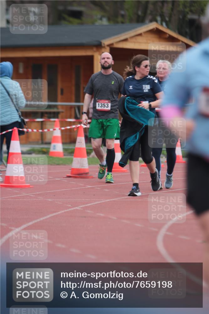 13.04.2025 - Hammer Lauf A. Gomolzig http://msf.ph/oto/7659198 13.04.2025 10:21:11 Ziel 265, 266, 1365 meine-sportfotos.de