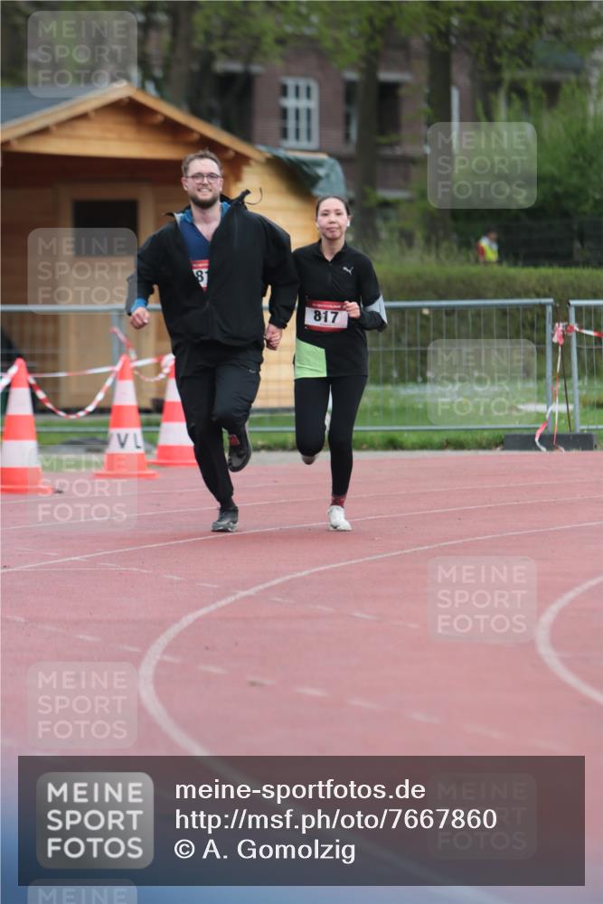 13.04.2025 - Hammer Lauf A. Gomolzig http://msf.ph/oto/7667860 13.04.2025 13:21:57 Ziel 817, 818 meine-sportfotos.de