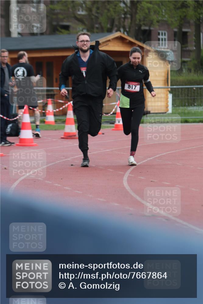 13.04.2025 - Hammer Lauf A. Gomolzig http://msf.ph/oto/7667864 13.04.2025 13:21:59 Ziel 817, 818 meine-sportfotos.de