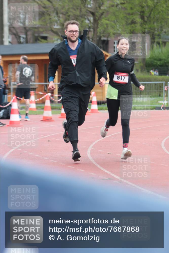 13.04.2025 - Hammer Lauf A. Gomolzig http://msf.ph/oto/7667868 13.04.2025 13:22:01 Ziel 817, 818 meine-sportfotos.de