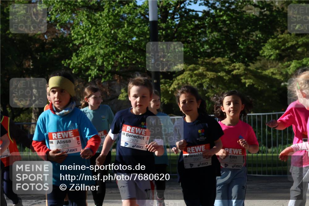 25.04.2025 - Das Zehntel Zöllner http://msf.ph/oto/7680620 26.04.2025 07:51:28 Laufen 2076, 08, 2579, 2567, 3251 meine-sportfotos.de