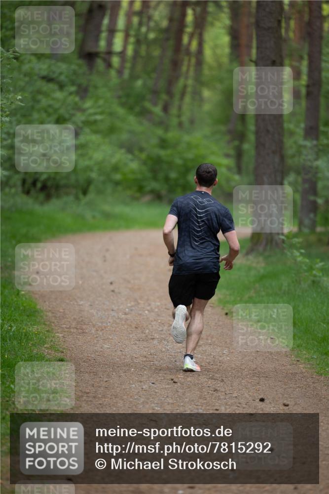 04.05.2025 - 8. Wedeler Halbmarathon Michael Strokosch http://msf.ph/oto/7815292 04.05.2025 10:27:06 Laufen  meine-sportfotos.de