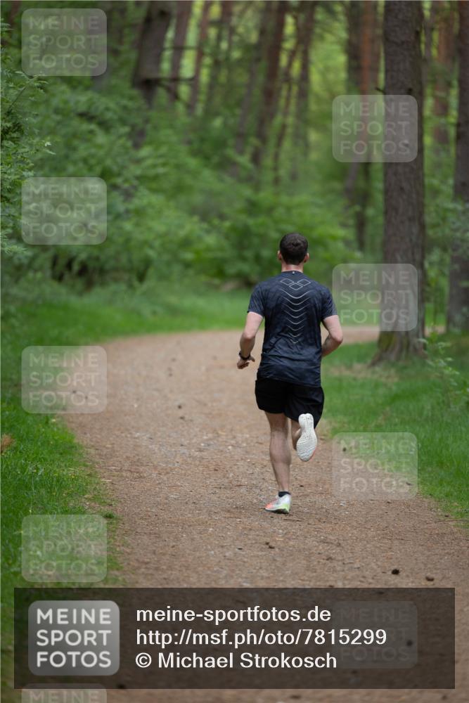 04.05.2025 - 8. Wedeler Halbmarathon Michael Strokosch http://msf.ph/oto/7815299 04.05.2025 10:27:06 Laufen  meine-sportfotos.de
