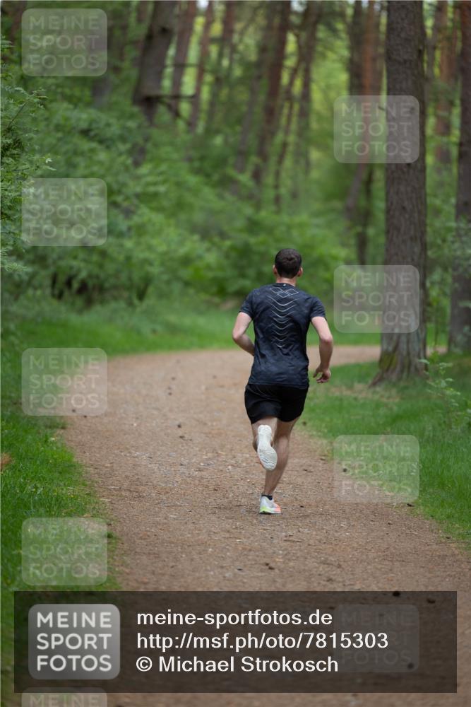 04.05.2025 - 8. Wedeler Halbmarathon Michael Strokosch http://msf.ph/oto/7815303 04.05.2025 10:27:07 Laufen  meine-sportfotos.de