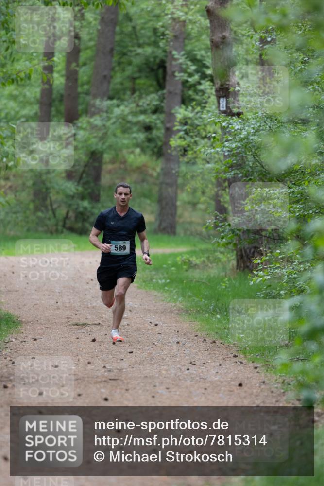 04.05.2025 - 8. Wedeler Halbmarathon Michael Strokosch http://msf.ph/oto/7815314 04.05.2025 10:27:09 Laufen 589 meine-sportfotos.de