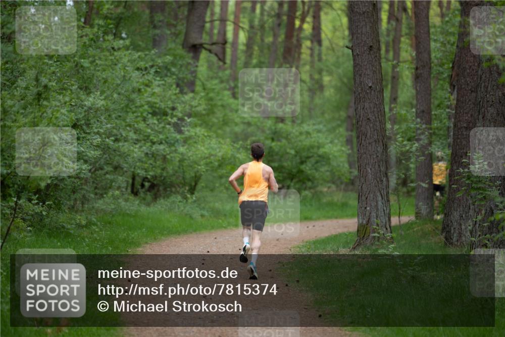 04.05.2025 - 8. Wedeler Halbmarathon Michael Strokosch http://msf.ph/oto/7815374 04.05.2025 10:28:03 Laufen  meine-sportfotos.de