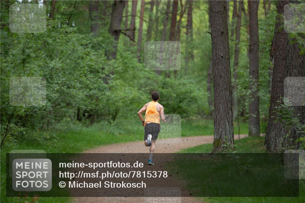 04.05.2025 - 8. Wedeler Halbmarathon Michael Strokosch http://msf.ph/oto/7815378 04.05.2025 10:28:04 Laufen  meine-sportfotos.de