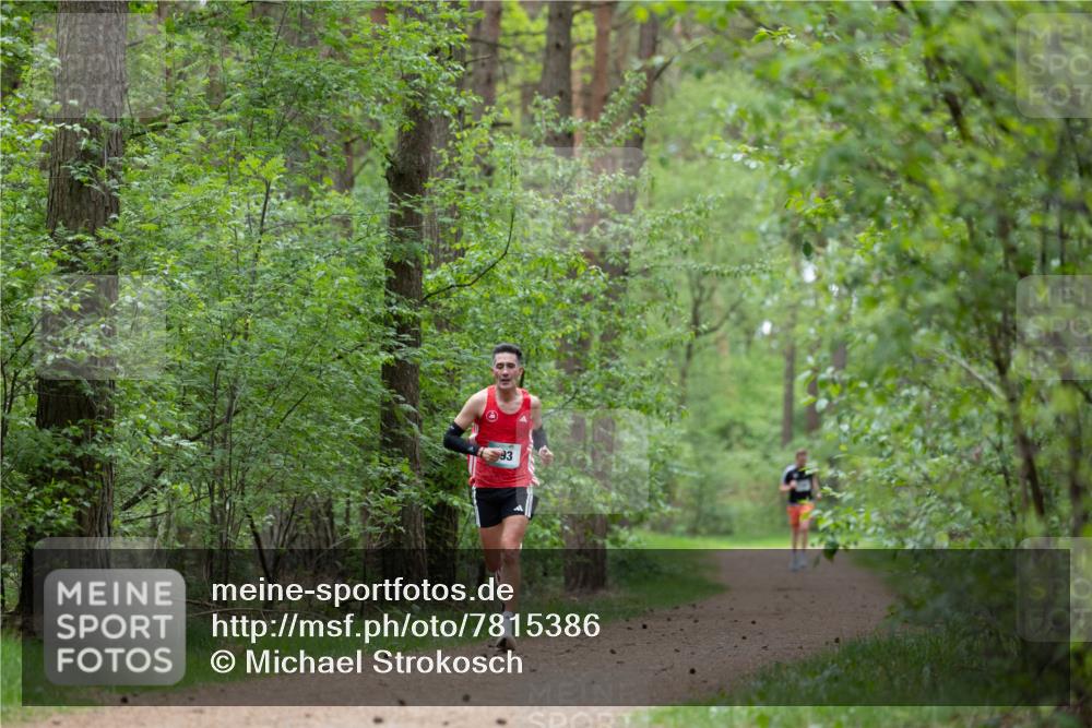04.05.2025 - 8. Wedeler Halbmarathon Michael Strokosch http://msf.ph/oto/7815386 04.05.2025 10:29:15 Laufen 93 meine-sportfotos.de