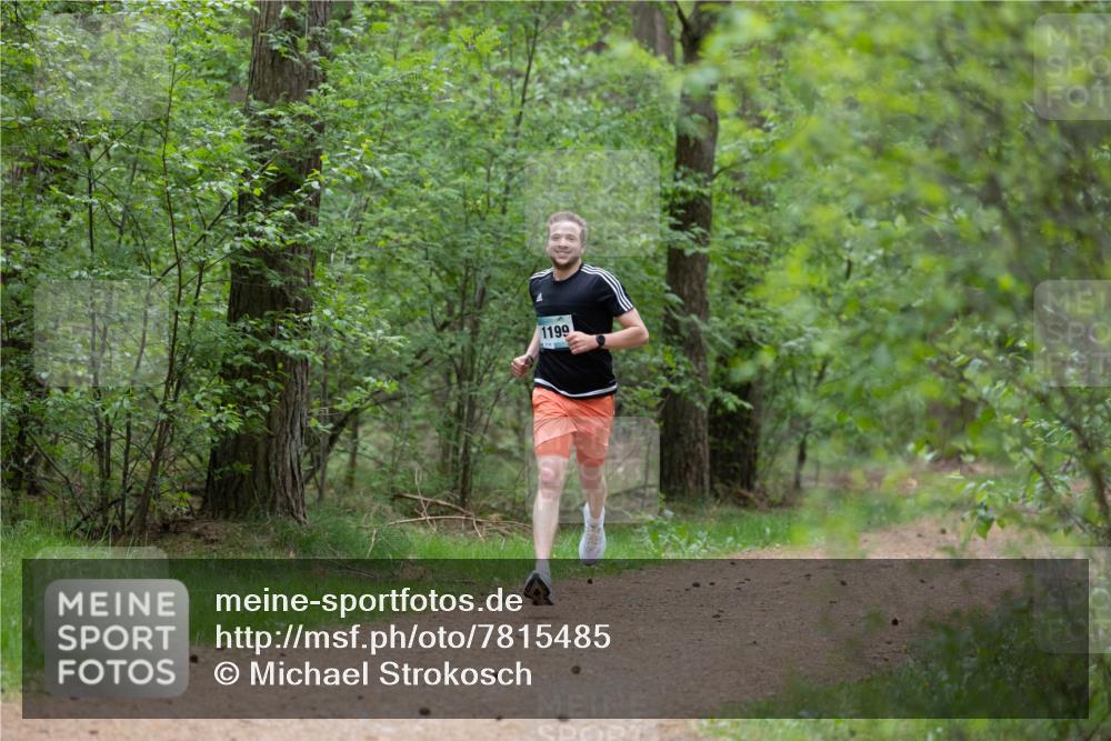 04.05.2025 - 8. Wedeler Halbmarathon Michael Strokosch http://msf.ph/oto/7815485 04.05.2025 10:29:30 Laufen 1199 meine-sportfotos.de