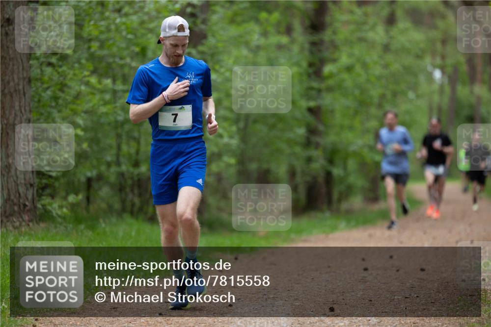 04.05.2025 - 8. Wedeler Halbmarathon Michael Strokosch http://msf.ph/oto/7815558 04.05.2025 10:31:17 Laufen 7 meine-sportfotos.de
