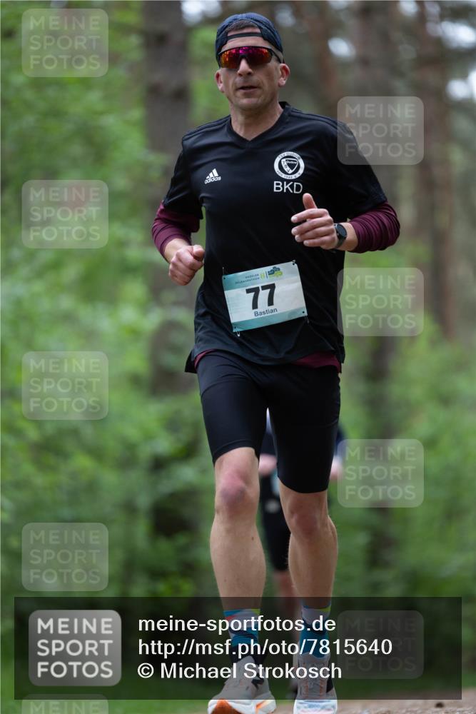 04.05.2025 - 8. Wedeler Halbmarathon Michael Strokosch http://msf.ph/oto/7815640 04.05.2025 10:32:24 Laufen 77, 1948 meine-sportfotos.de