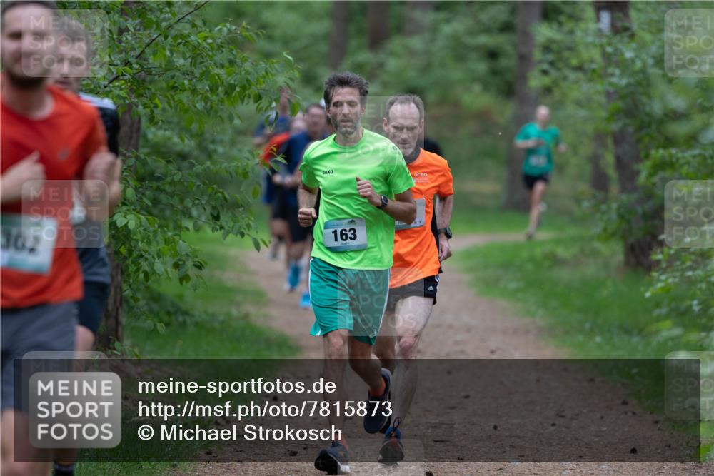 04.05.2025 - 8. Wedeler Halbmarathon Michael Strokosch http://msf.ph/oto/7815873 04.05.2025 10:35:08 Laufen 302, 163, 813 meine-sportfotos.de