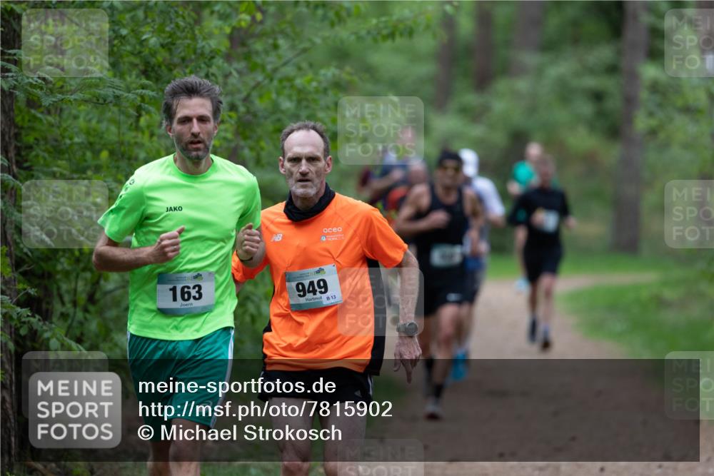 04.05.2025 - 8. Wedeler Halbmarathon Michael Strokosch http://msf.ph/oto/7815902 04.05.2025 10:35:11 Laufen 163, 949, 13 meine-sportfotos.de