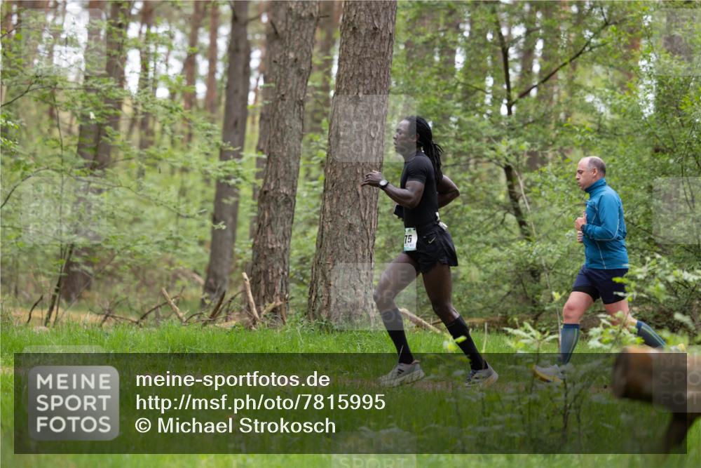 04.05.2025 - 8. Wedeler Halbmarathon Michael Strokosch http://msf.ph/oto/7815995 04.05.2025 10:37:13 Laufen 75 meine-sportfotos.de