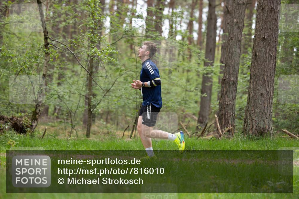 04.05.2025 - 8. Wedeler Halbmarathon Michael Strokosch http://msf.ph/oto/7816010 04.05.2025 10:37:23 Laufen  meine-sportfotos.de