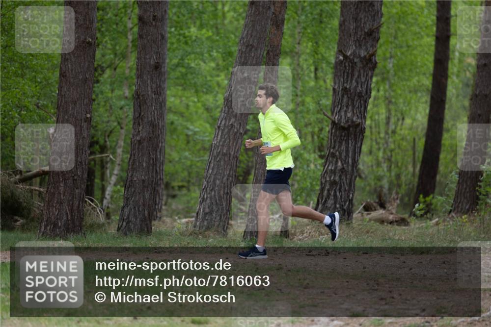 04.05.2025 - 8. Wedeler Halbmarathon Michael Strokosch http://msf.ph/oto/7816063 04.05.2025 10:41:01 Laufen  meine-sportfotos.de