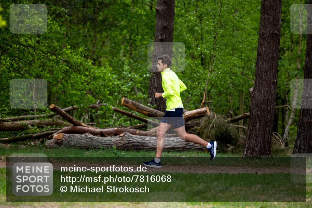 04.05.2025 - 8. Wedeler Halbmarathon Michael Strokosch http://msf.ph/oto/7816068 04.05.2025 10:41:02 Laufen  meine-sportfotos.de