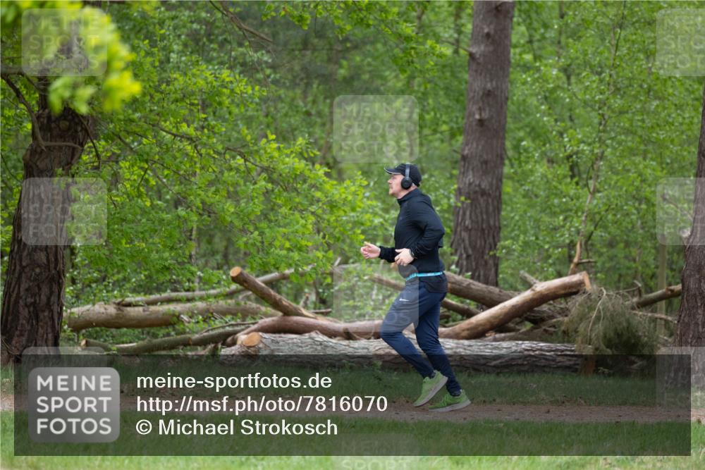 04.05.2025 - 8. Wedeler Halbmarathon Michael Strokosch http://msf.ph/oto/7816070 04.05.2025 10:41:03 Laufen  meine-sportfotos.de