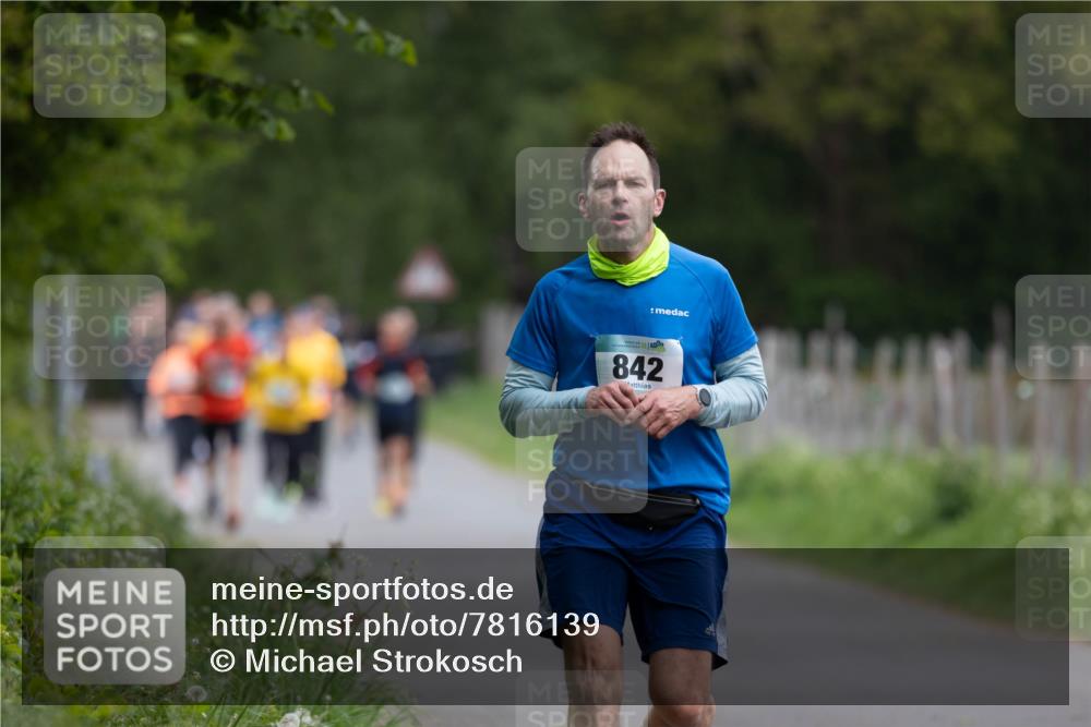 04.05.2025 - 8. Wedeler Halbmarathon Michael Strokosch http://msf.ph/oto/7816139 04.05.2025 10:48:22 Laufen 842 meine-sportfotos.de